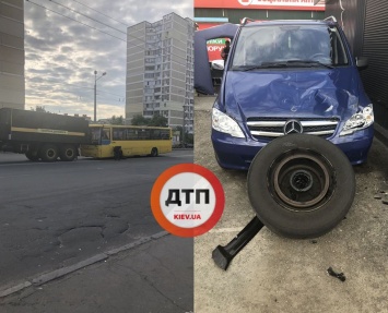 В Киеве у маршрутки отлетело колесо и едва не убило продавца на рынке. Фото