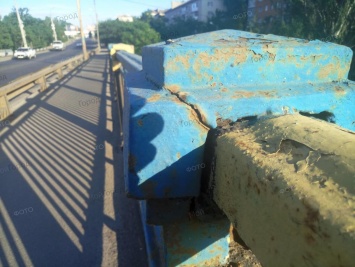 Ржавчина и трещины: в Николаеве продолжает разрушаться Варваровский мост
