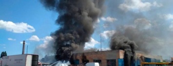 В Полтаве загорелся гараж автотранспортного предприятия. Сгорели 2 автобуса (фото и видео)