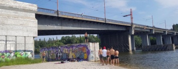 Как подростки в Николаеве "соблюдают" правила безопасности на воде, - ВИДЕО