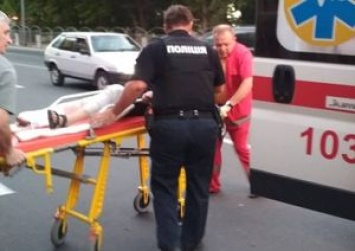В Мариуполе мужчина толкнул подростка под колеса маршрутки и скрылся