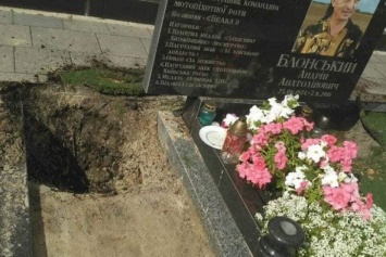Вандалы разгромили могилу бойца АТО под Киевом