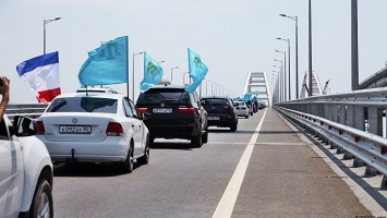 Под флагом цвета неба: автопробег крымских татар по мосту в Крым