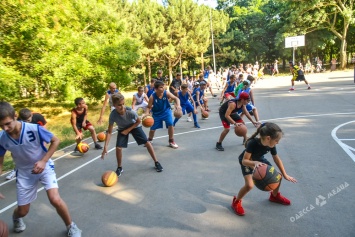 В парке Победы открыли обновленную баскетбольную площадку (фото)