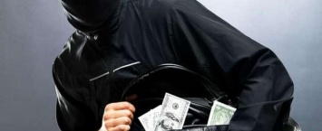 В Одессе люди с пистолетом отобрали у мужчины сумку с деньгами