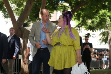 Нетта Барзилай на прогулку с принцем Уильямом заплела фиолетовые косички и надела лосины