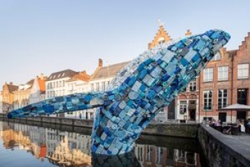 В бельгийском Брюгге установили огромную скульптуру кита из пластика. Фото