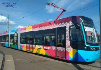В Киеве запустили трамваи с портретами Булгакова и Сикорского. Фото