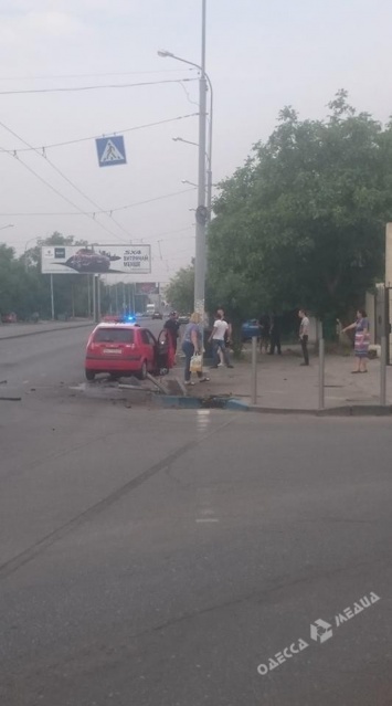 В Одессе автомобиль влетел в ограждение, едва не сбив велосипедиста