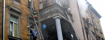 В центре Одессы спасателям разгрести завалы мусора, чтобы добраться до пожара, - ФОТО