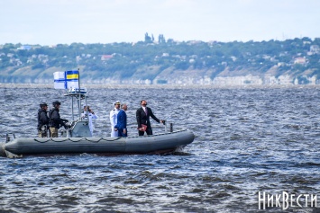 Сенкевич и Савченко с военного катера осмотрели состояние Варваровского моста в Николаеве