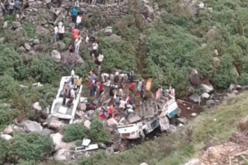 В Индии пассажирский автобус упал в пропасть, 44 погибших