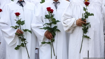 В Киеве на Трухановом острове массово крестили баптистов в белых одеждах. Фото
