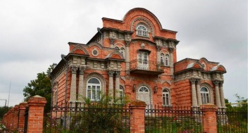 Житель Запорожской области построил копию роскошного дореволюционного особняка