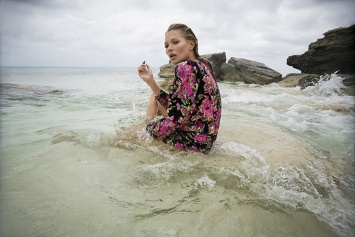 44-летняя Кейт Мосс нежится на пляже в кампании Saint Laurent (ВИДЕО)