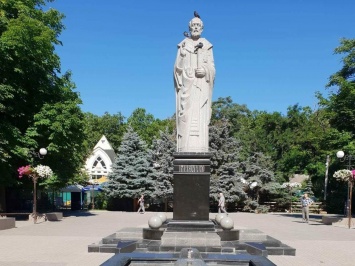 Разрушающийся постамент памятника Святому Николаю в Каштановом сквере планируют отремонтировать ко Дню города