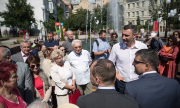 Кличко открыл капитально отремонтированный сквер перед кинотеатром "Жовтень" на Подоле