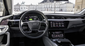 Audi рассекретила интерьер нового кроссовера