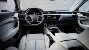 Интерьер Audi e-tron рассекретили раньше самой машины