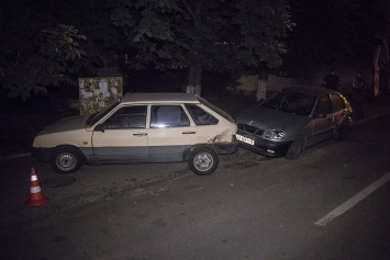 В Киеве пьяный водитель протаранил припаркованные авто. Фото