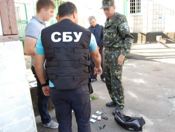 Работник следственного изолятора Чернигова поставлял наркотические и психотропные вещества заключенным - СБУ