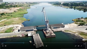 Переправа у Черноморска перекрыта до понедельника: монтируют балки нового моста