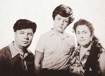 В День семьи Порошенко показал черно-белое фото с мамой и папой
