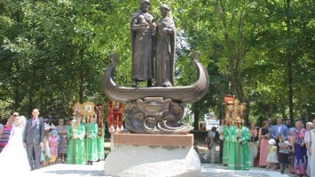 Святые защитники семьи: в Симферополе отрыли памятник Петру и Февронии
