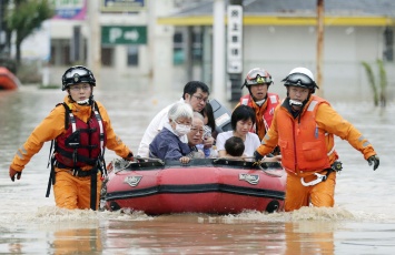 На западе Японии в результате ливней погибли более 60 человек