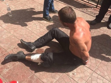 В Киеве полицейские прострелили ногу мужчине, который бросался на патрульных с ножом