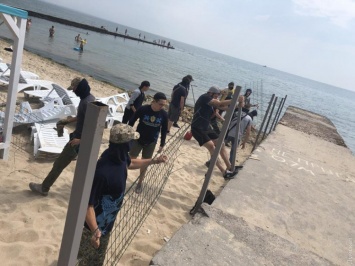Правые активисты снесли забор на "ветеранском" пляже в Отраде