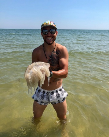 Боксер Ломаченко показал фото в пляжных шортах и с огромной медузой