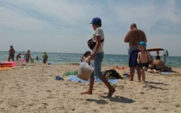 В разгар курортного сезона к работе на пляжах подключаются не только взрослые, но и 12-летние подростки