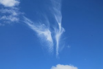 В сети появилось впечатляющее видео, на котором "человек гуляет" по облакам
