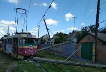 В Харькове трамвай снес два столба, один из которых упал в частный сектор. Фото