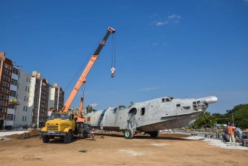 В Мирном началась установка самолета-памятника Бе-12