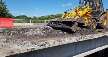 На дороге Харьков-Ахтырка ремонтируют мост