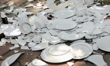 Днепровские чиновники просят посуду школьных столовых для «праздничного» битья