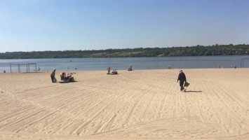 На центральном пляже Запорожья вандалы сломали более половины фонтанчиков для питья и мойки ног