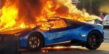 Забывчивый водитель минивэна спалил на заправке Lamborghini Huracan