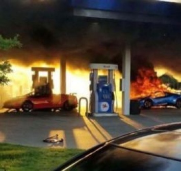 В США водитель минивэна случайно сжег чужой суперкар Lamborghini Huracan. Фото, видео