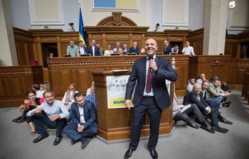 Подконтрольный "Народному фронту" комитет хочет закрыть журналистам доступ в кулуары Рады