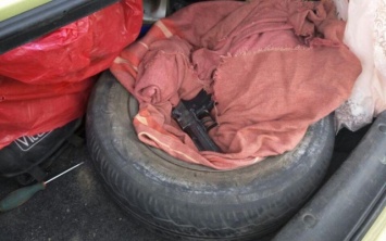 Полицейские задержали таксиста в состоянии наркотического опьянения с огнестрельным оружием в багажнике автомобиля