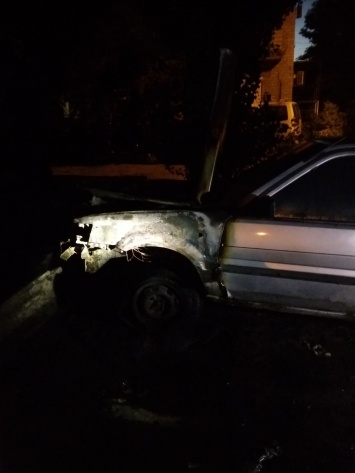 Пожар в Днепре: на стихийной стоянке горел еще один автомобиль