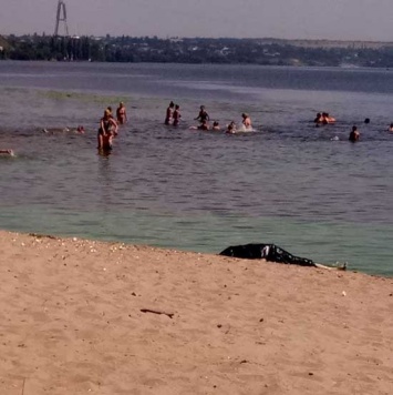 Прямо как в Индии: купающихся днепрян не смутил труп на берегу