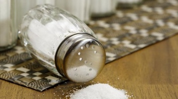 Медики рассказали, почему в жару нужно есть больше соли