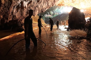 В Таиланде 5 человек остаются в пещере в ожидании спасателей