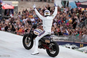 Побит мировой рекорд по прыжкам на мотоцикле: 52 машины, 16 автобусов и фонтан