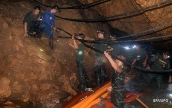 Всех оставшихся в таиландской пещере поднимут одновременно