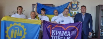 Мэр Краматорска вручил флаги местным альпинистам, собирающимся покорить Казбек